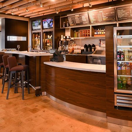 Отель Courtyard By Marriott Toledo North Экстерьер фото