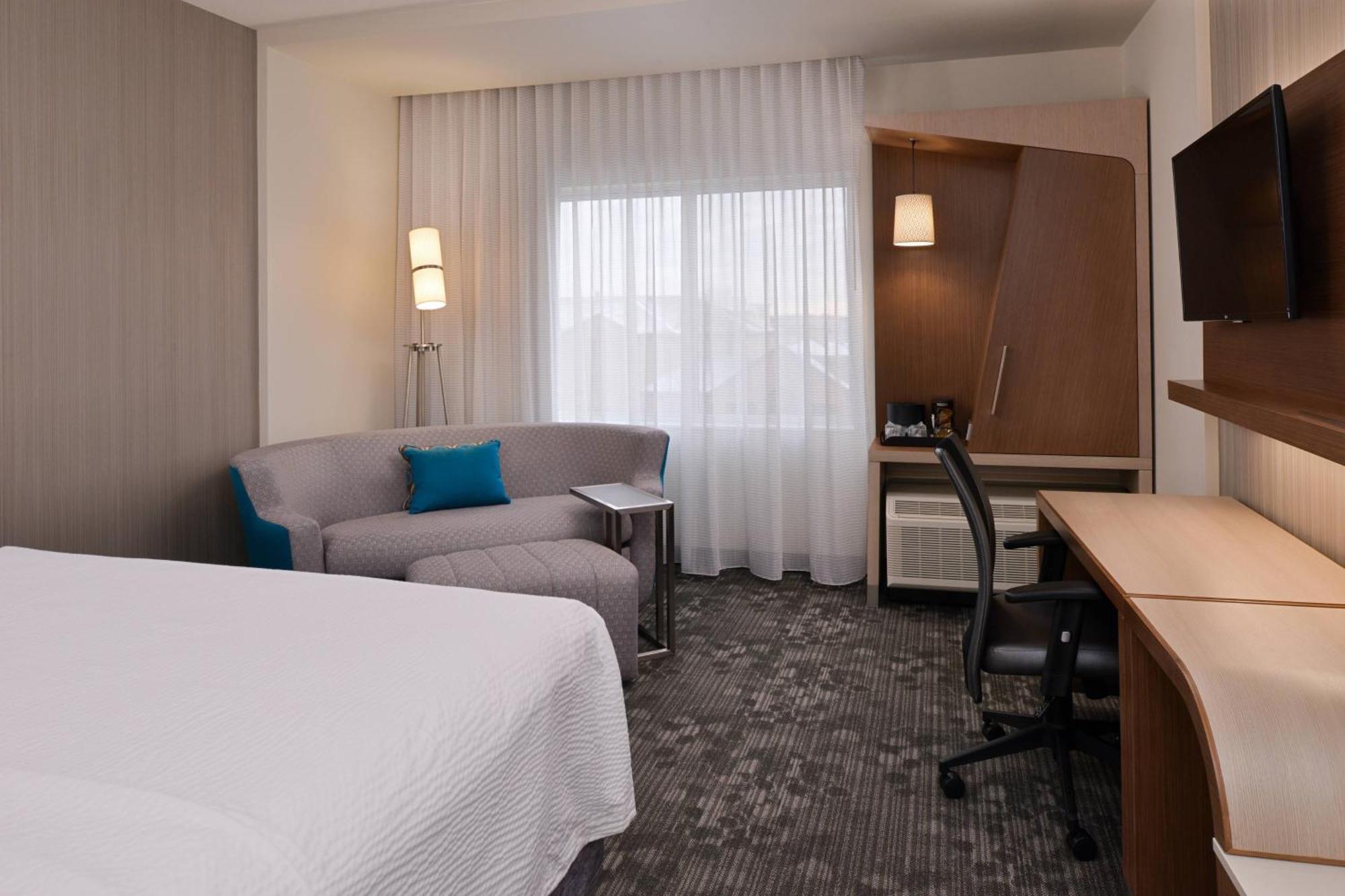 Отель Courtyard By Marriott Toledo North Экстерьер фото