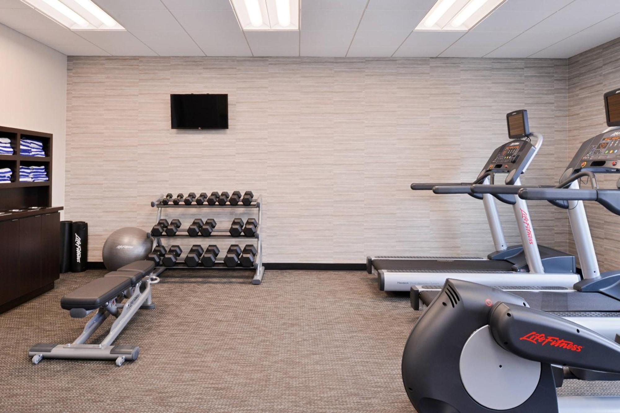Отель Courtyard By Marriott Toledo North Экстерьер фото