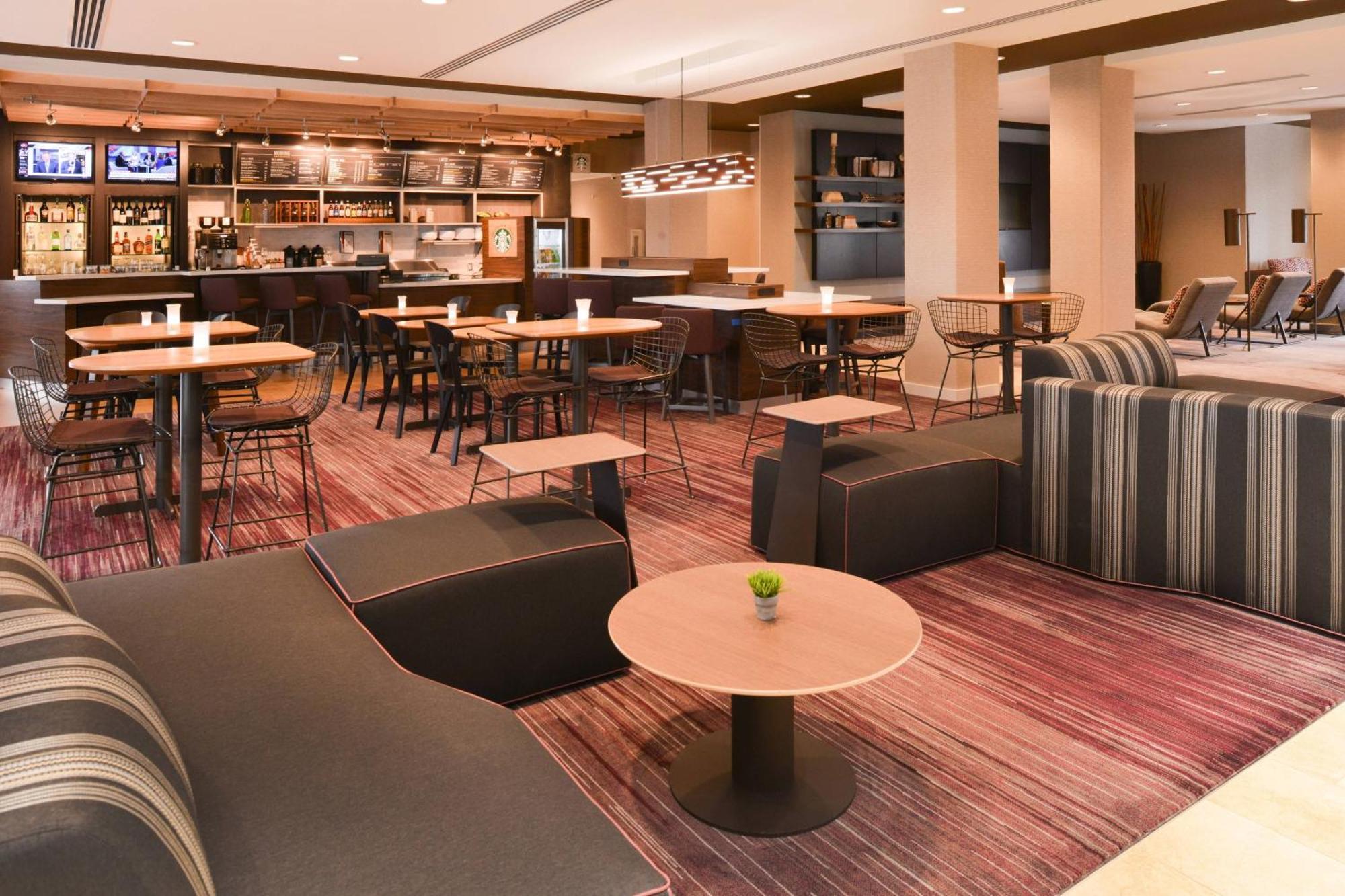 Отель Courtyard By Marriott Toledo North Экстерьер фото