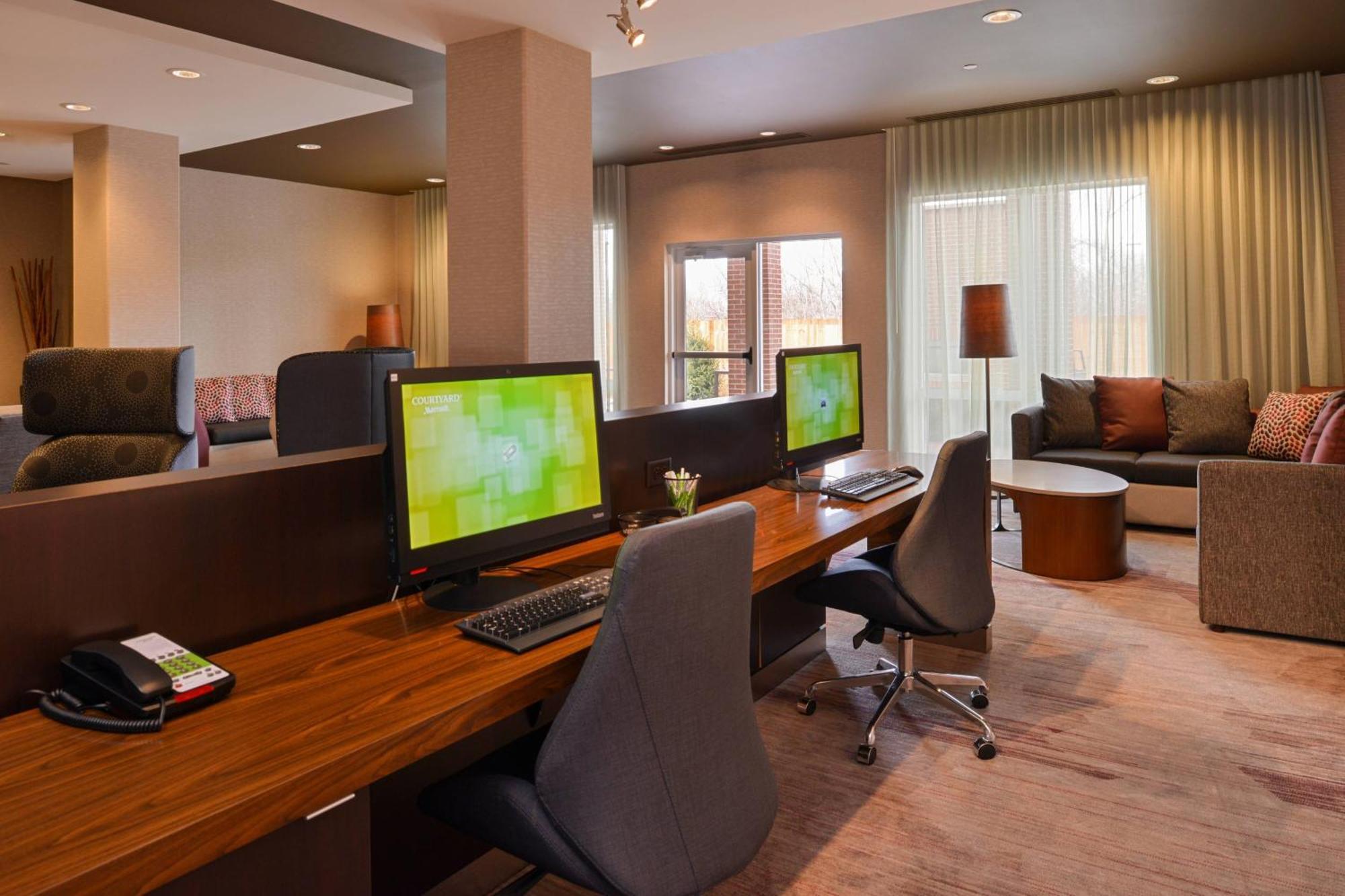 Отель Courtyard By Marriott Toledo North Экстерьер фото