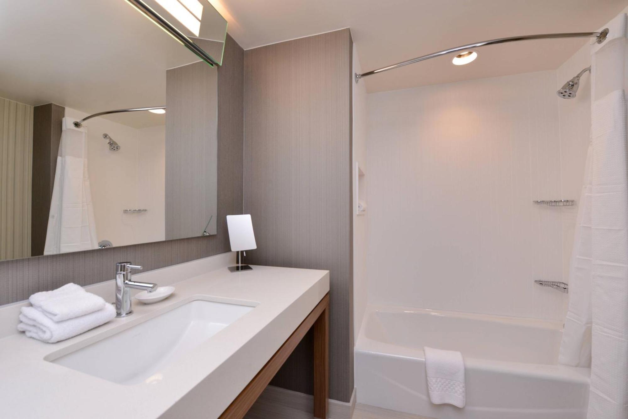 Отель Courtyard By Marriott Toledo North Экстерьер фото